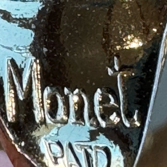 Vintage MONET Clip-On Earrings Ribbon & Knot Design Textured Gold Tone Metal - Picture 10 of 12